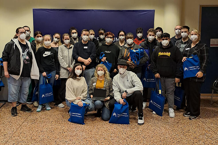 Klinik Vincentinum Augsburg Tabletuebergabe Auszubildende