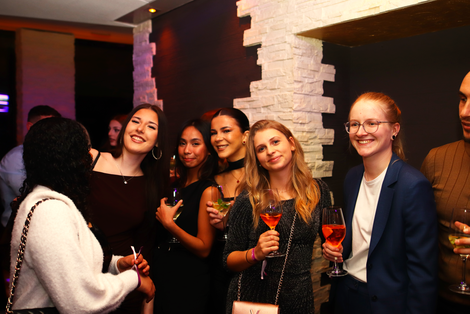 Mehrere Kolleginnen auf der Mitarbeiter-Weihnachtsfeier